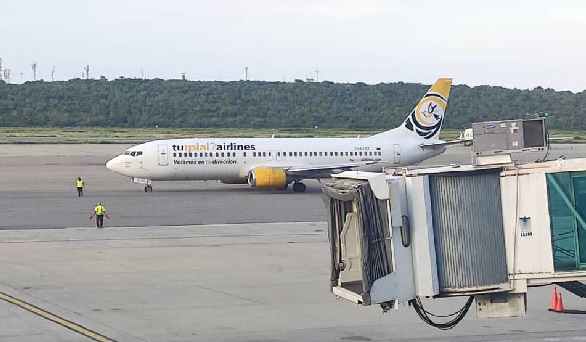 El avión Boeing de la aerolínea venezolana privada Turpial despegó a las 05:30 pm desde el aeropuerto internacional de Maiquetía en Caracas.