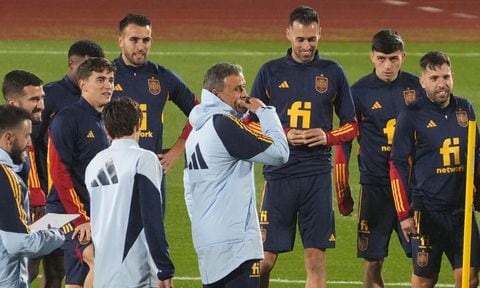 Spain's national soccer team coach Luis Enrique, centre, talks with his players during a training session in Las Rozas, just outside Madrid, Spain, Monday, Nov. 14, 2022. The team will travel to Jordan for a friendly match on Thursday and then onto Qatar to participate in the World Cup. (AP/Paul White)