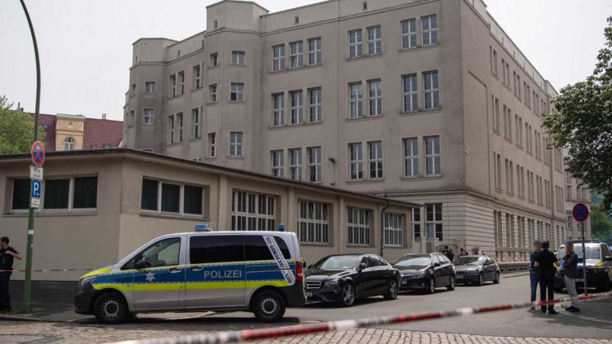 La policía acudió de manera inmediata al colegio donde se reportó el tiroteo en una población al norte de Alemania