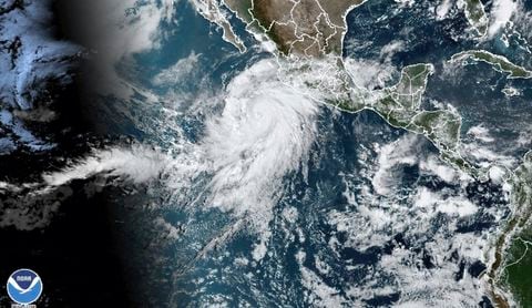 El Servicio Meteorológico Mexicano informó, por su parte, que el fenómeno climático provocará lluvias fuertes en las próximas horas en nueve estados de la costa occidental del país, además del incremento del oleaje.