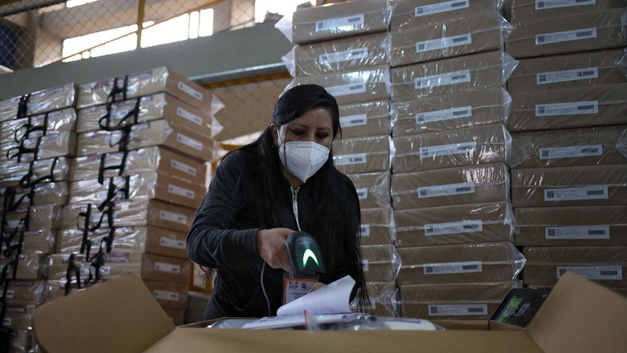 Funcionarios preparan el material electoral para ser distribuido.