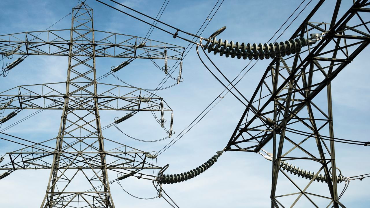 Líneas eléctricas de alta tensión que se conectan con una gran subestación eléctrica