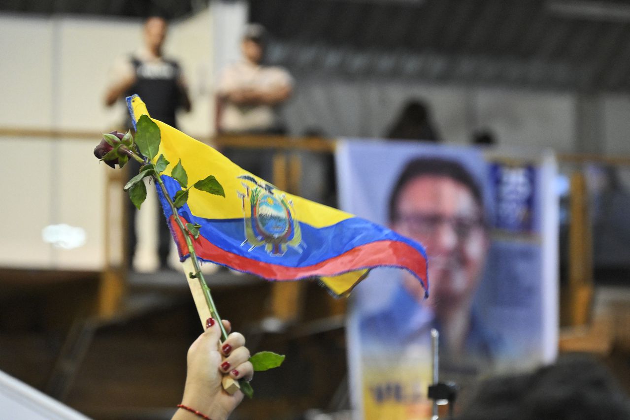 Presidenciable ecuatoriano asesinado fue sepultado tras homenaje público<
