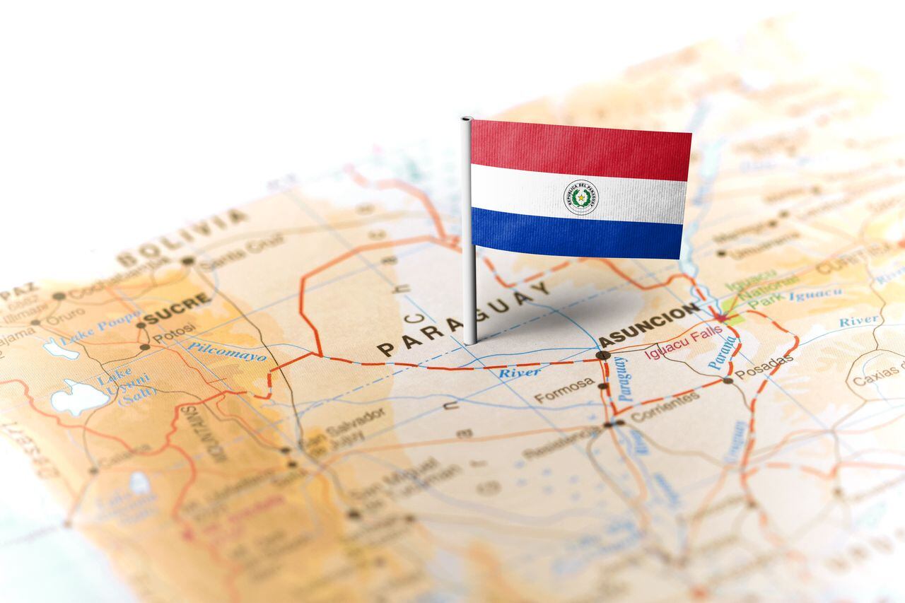 Paraguay anclado en el mapa con bandera