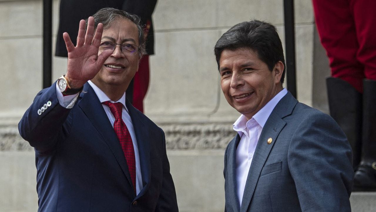El presidente de Colombia, Gustavo Petro (izquierda), y el presidente de Perú, Pedro Castillo (derecha), hacen un gesto antes de una reunión en el Palacio de Gobierno de Lima, el 29 de agosto de 2022. (Foto de ERNESTO BENAVIDES / AFP)