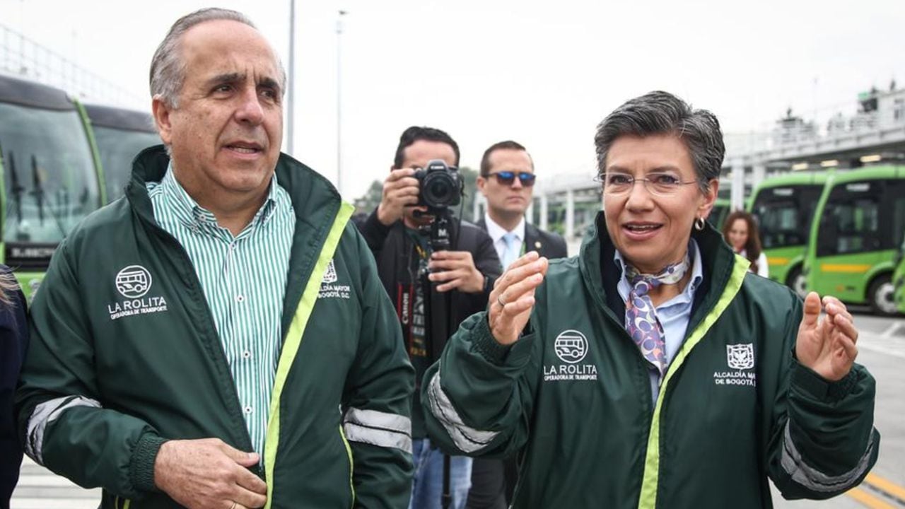 La alcaldesa Claudia López, en compañía del ministro de Transporte, Guillermo Reyes, hicieron el lanzamiento oficial de La Rolita.