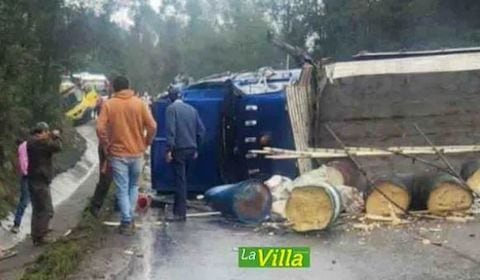 Así quedó el camión que volcó al chocar contra un bus en la vía Zipaquirá-Ubaté, cerca de Bogotá.