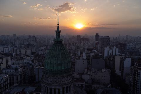 El sol se pone detrás del Congreso Nacional mientras el humo de los incendios forestales del Delta del Paraná afecta el medio ambiente en Buenos Aires, Argentina, el 2 de marzo de 2023.