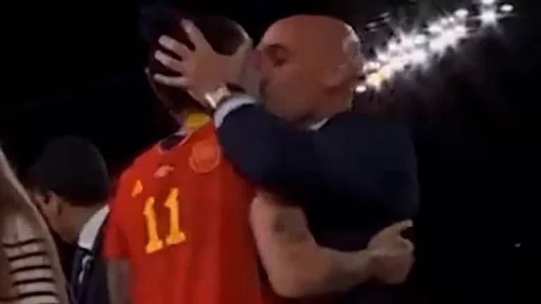 El momento del beso entre Luis Rubiales y Jenni Hermoso.
