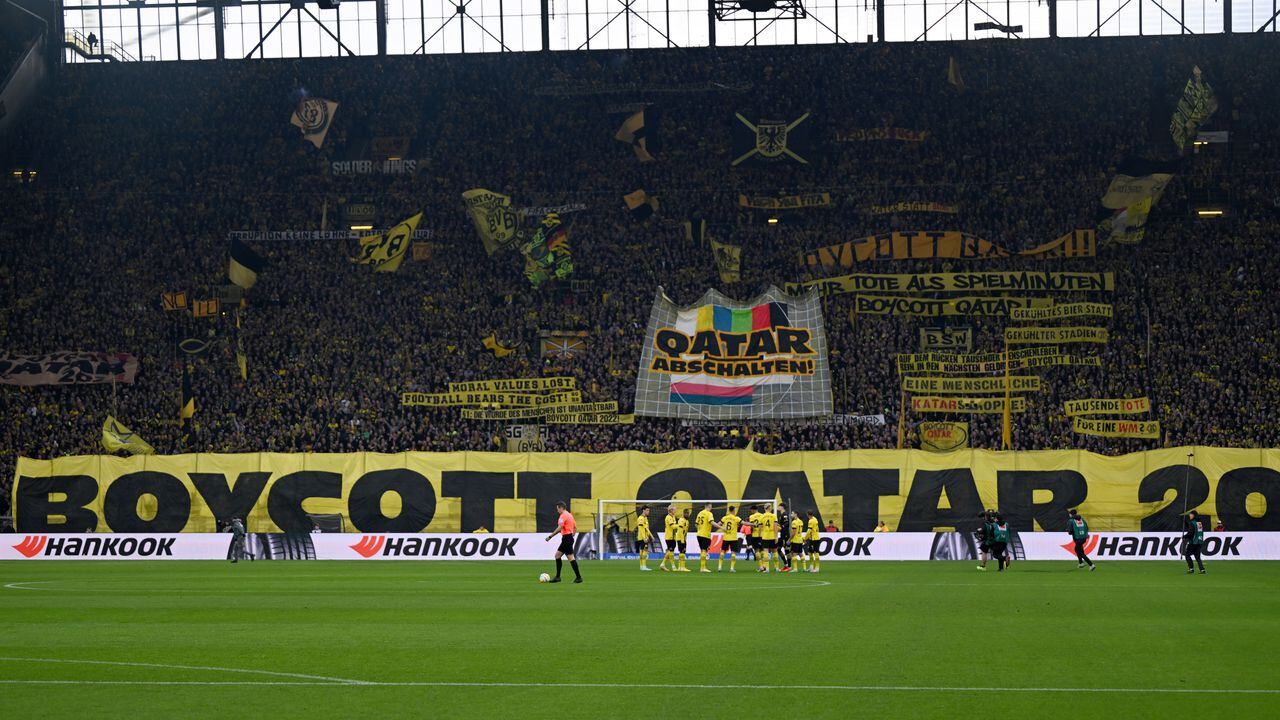 La hinchada del Borussia Dortmund criticó fuertemente el Mundial de Qatar 2022. Foto: AFP.