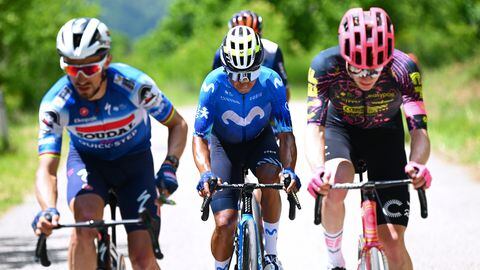Nairo Quintana (centro) compitiendo en el Giro de Italia 2024.