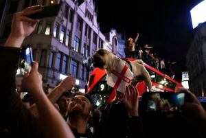Escena de los festejos por la victoria de Inglaterra sobre Dinamarca en las semifinales del Campeonato Europeo el 7 de julio del 2021 en Londres. (AP Photo/Thanassis Stavrakis)