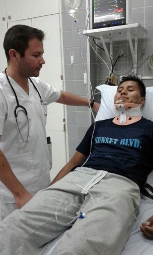 Erwin Tumiri, one of the six survivors and member of the crew of the airplane that crashed in Colombia carrying members of Brazilian Chapecoense Real football crew, recovers in a clinic in Cochabamba, Bolivia, on December 3, 2016. - The bodies of 50 players, coaches and staff from a Brazilian football team tragically wiped out in a plane crash in Colombia arrived home Saturday for a massive funeral. (Photo by STR / AFP)