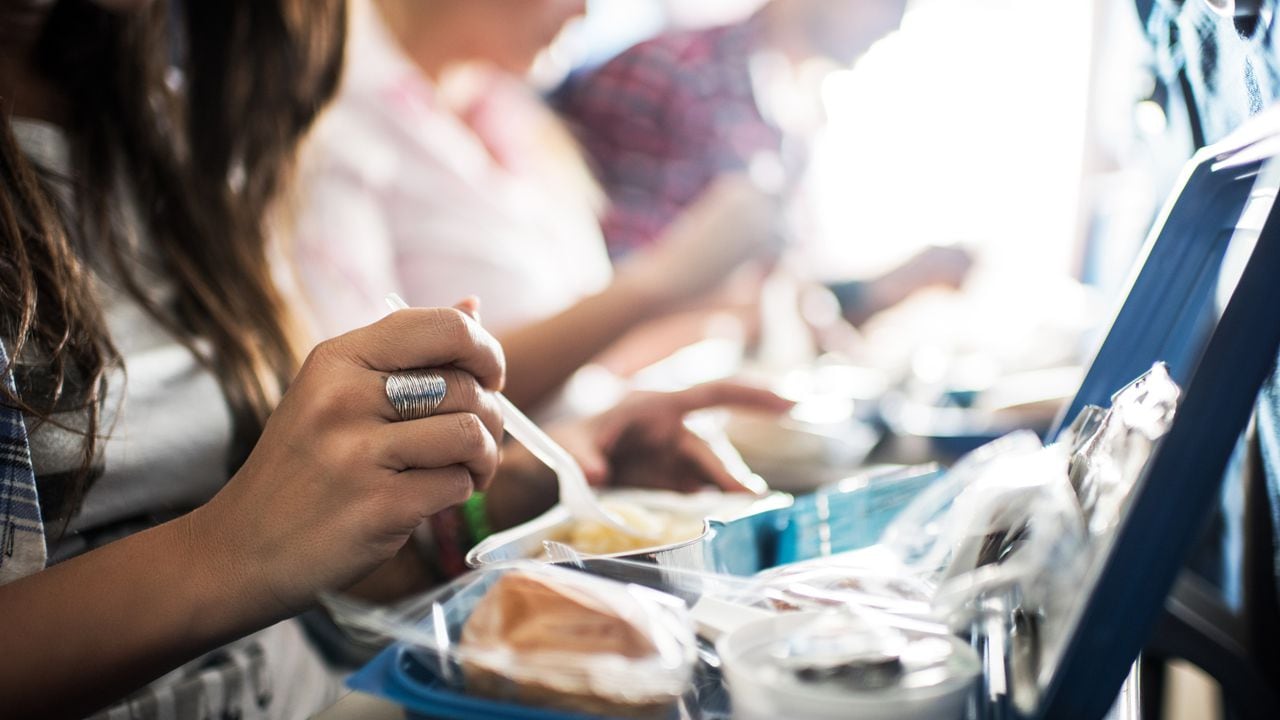 Gente almorzando mientras viaja en avión