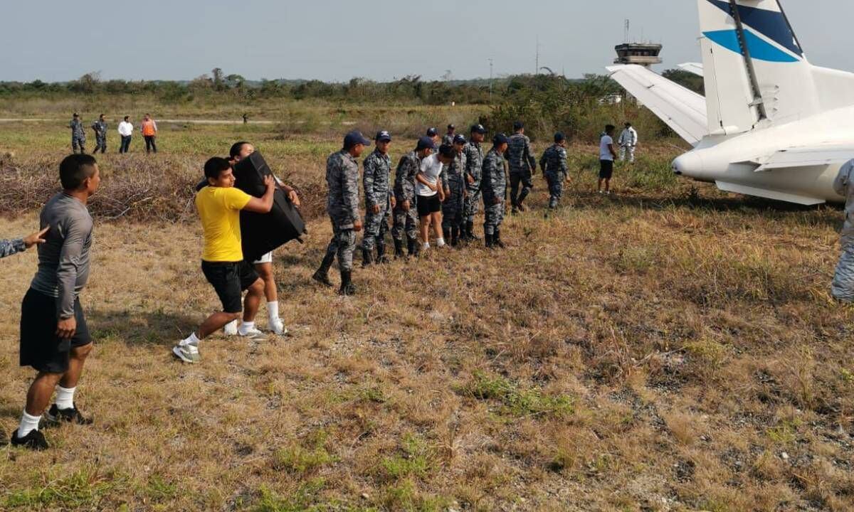 En las imágenes se puede ver un avión detenido sobre el césped, rodeado de militares y algunos civiles.