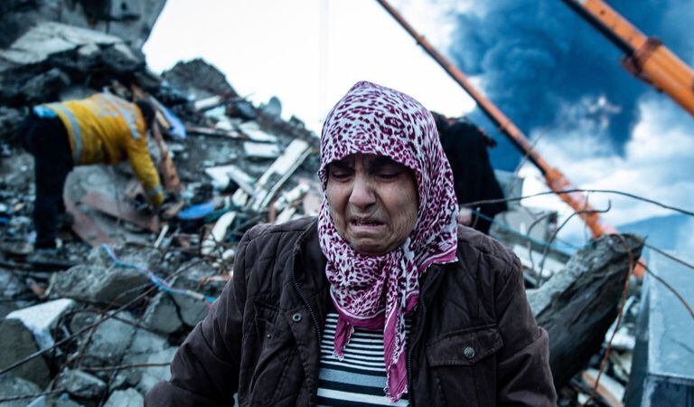Varios ciudadanos lloran las pérdidas de sus familiares tras el terremoto en Turquía y Siria