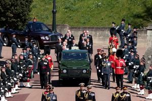 Miembros de la familia real siguen el ataúd del príncipe Felipe de Gran Bretaña durante el funeral dentro del Castillo de Windsor en Windsor, Inglaterra, el sábado 17 de abril de 2021. El príncipe Felipe murió el 9 de abril a la edad de 99 años después de 73 años de matrimonio con la reina Isabel II de Gran Bretaña. . (Hannah McKay / Pool vía AP)