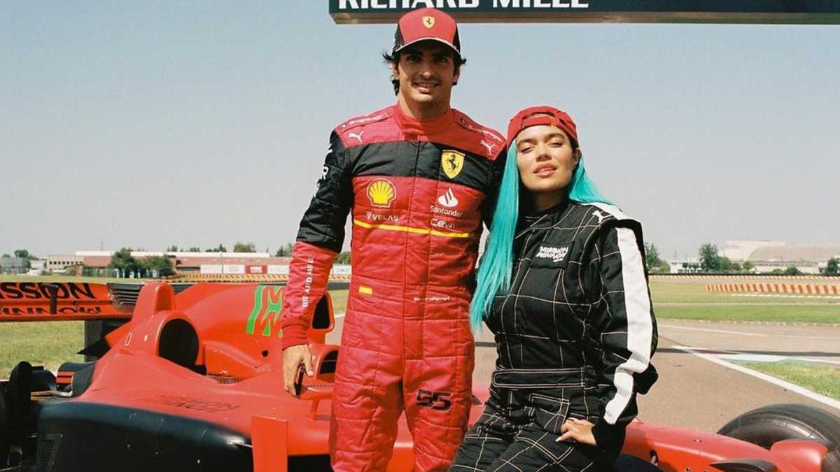 Carlos Sainz y Karol G posan sobre el monoplaza de Ferrari que condujo la colombiana