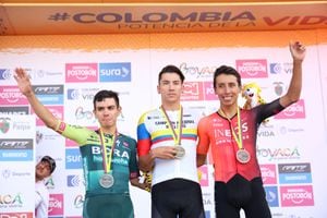 Sergio Higuita, Alejandro Osorio y Egan Bernal en el podio de los Nacionales de Ruta 2024