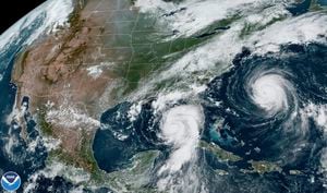 Esta imagen satelital del martes 29 de agosto de 2023 proporcionada por la Oficina Nacional de Administración Oceánica y Atmosférica de Estados Unidos muestra el huracán Idalia (centro), acercándose a la costa de Florida en el Golfo de México, y al huracán Franklin (derecha), mientras avanza junto a la costa este de Estados Unidos, al suroeste de Bermuda. (NOAA vía AP)