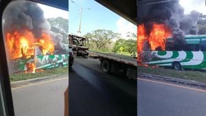 Buseta incinerada vía Turbaco-Cartagena