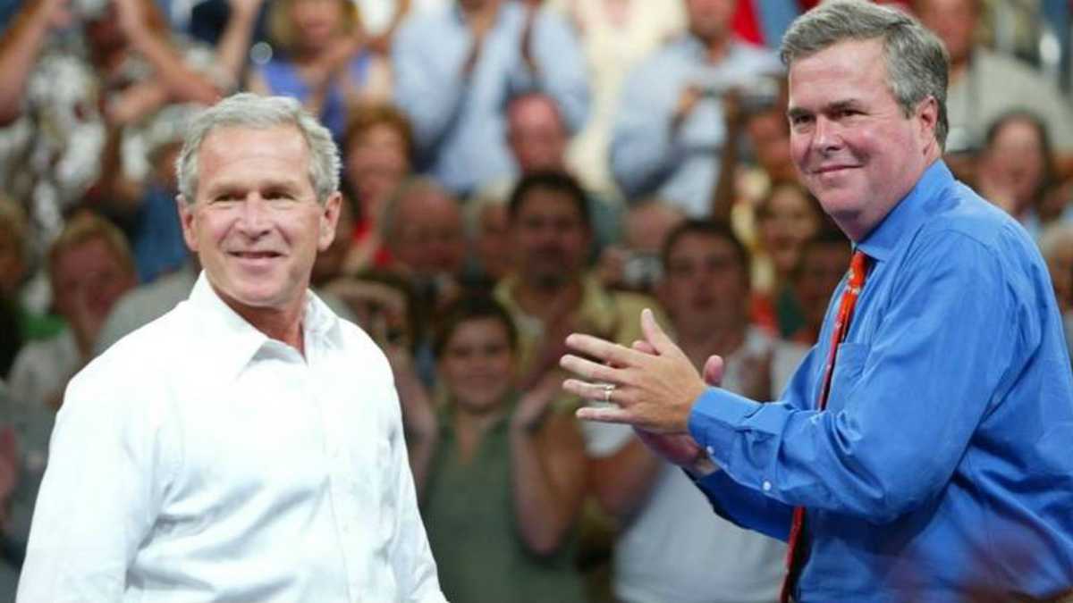 El expresidente de EE. UU. George W. Bush (i) y su hermano Jeb Bush (d).