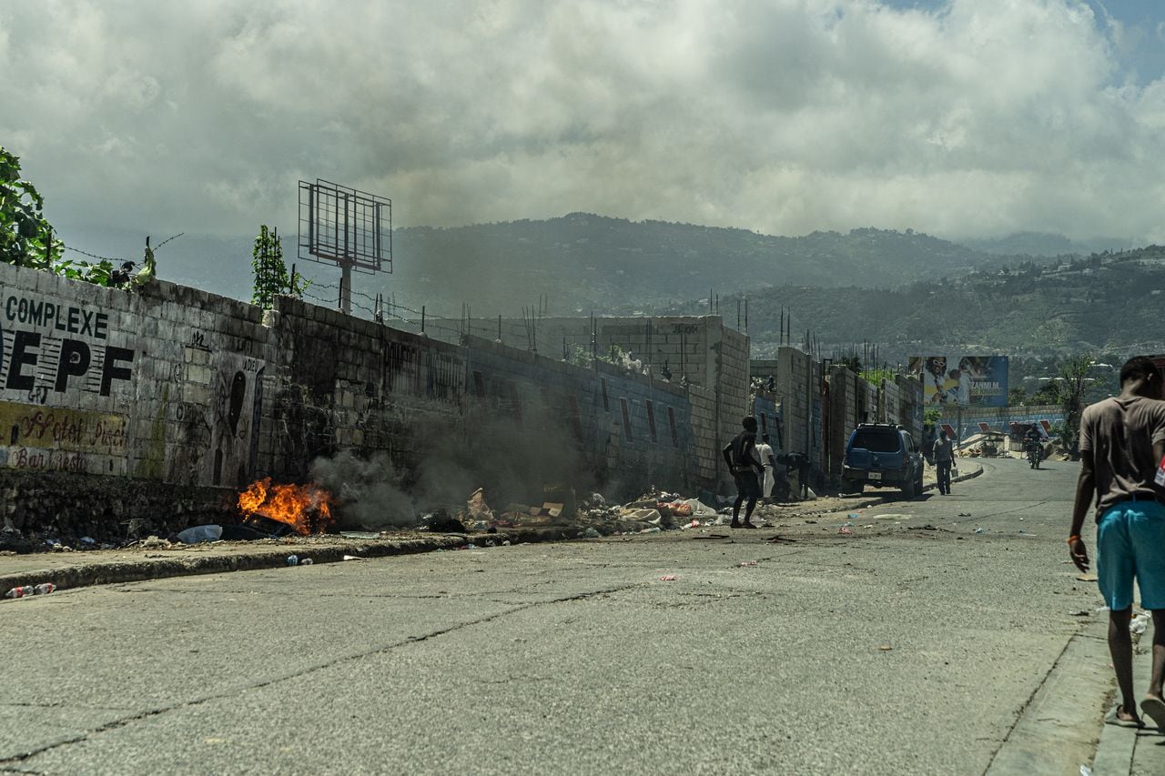 Incendios arden en las calles del área de Cité Soleil el 13 de septiembre de 2023 en Puerto Príncipe, Haití. Mientras una fuerza internacional liderada por Kenia se prepara para ayudar a la policía haitiana, Puerto Príncipe y otros territorios están controlados por grupos armados en medio de un aumento de la violencia de las pandillas que, según UNICEF, ha provocado el desplazamiento de casi 200.000 personas en todo el país y 130.000 sólo en Puerto Príncipe.
