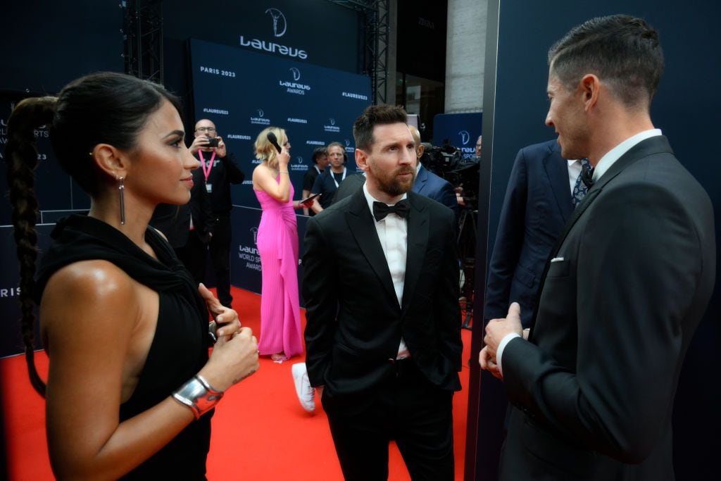 Robert Lewandowski conversando con Lionel Messi en los premios Laureus.