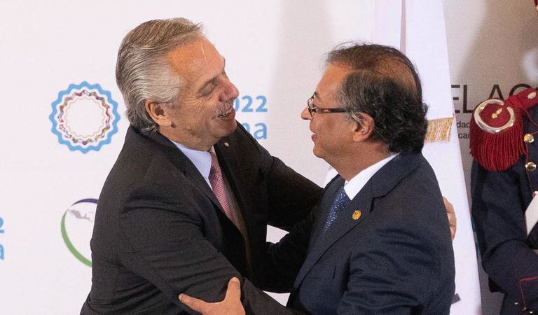 Alberto Fernández, presidente de Argentina, junto al presidente de Colombia, Gustavo Petro, en la cumbre de la Celac