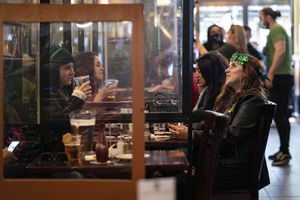 Los clientes están separados por divisores de plástico mientras cenan en Sean's Bar and Kitchen el día de San Patricio en el centro de Manhattan, el miércoles 17 de marzo de 2021, Nueva York. Foto: AP / John Minchillo.