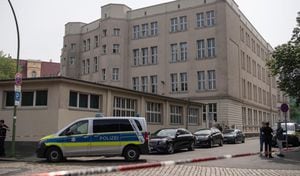 La policía acudió de manera inmediata al colegio donde se reportó el tiroteo en una población al norte de Alemania