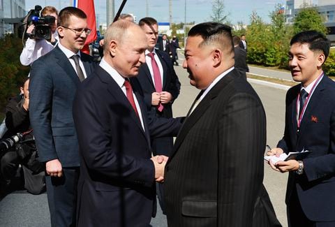 El presidente ruso, Vladimir Putin, a la izquierda, y el líder de Corea del Norte, Kim Jong Un, se dan la mano durante su reunión en el cosmódromo de Vostochny en las afueras de la ciudad de Tsiolkovsky, a unos 200 kilómetros (125 millas) de la ciudad de Blagoveshchensk, en el extremo oriental de la región de Amur, Rusia. el miércoles 13 de septiembre de 2023.
