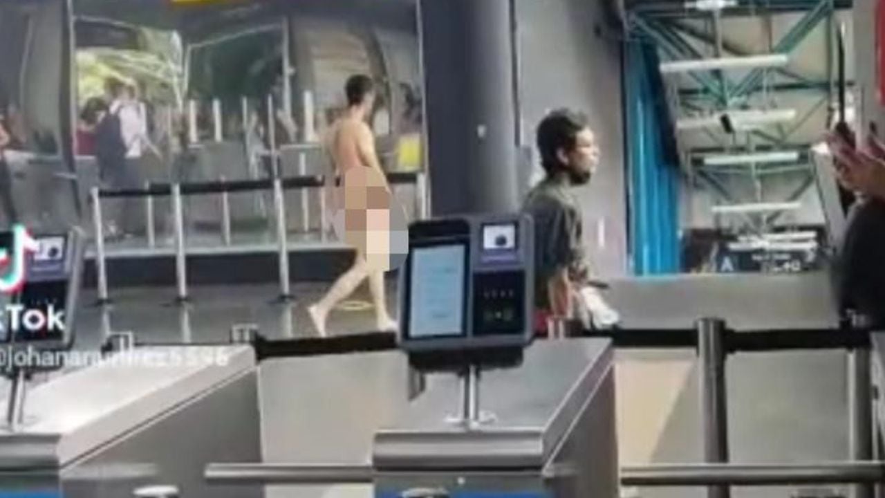 Hombre caminó desnudo por la estación Aguacatala de Medellín.