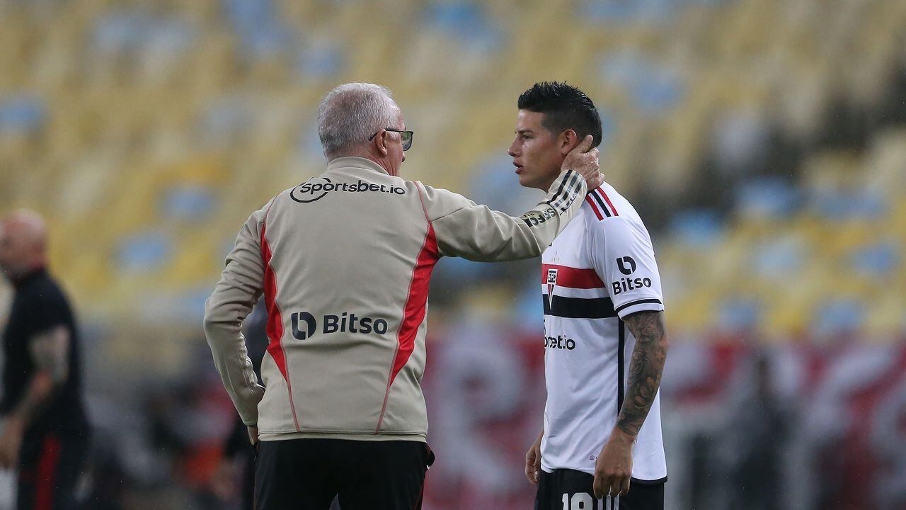 RIO DE JANEIRO, BRAZIL - AUGUST 13: Head Coach Dorival Junior of Sao Paulo (L) talks to James Rodríguez of Sao Paulo (R) who is getting into the field for debut with São Paulo t-shirt during Campeonato Brasileiro Serie A match between Flamengo and Sao Paulo at Maracana Stadium on August 13, 2023 in Rio de Janeiro, Brazil. (Photo by Daniel Castelo Branco/Eurasia Sport Images/Getty Images)