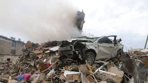 Se ve un vehículo dañado encima de los escombros después de un terremoto en Turquía.