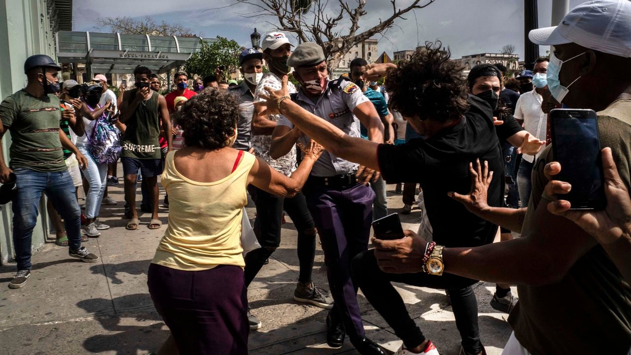 La policía detiene a un manifestante antigubernamental el domingo 11 de julio de 2021 durante una protesta en La Habana, Cuba. (AP Foto/Ramón Espinosa)