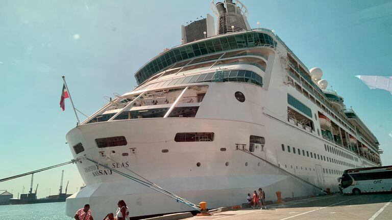 El barco que inaugura el regreso de los embarques a Cartagena es el Rhapsody Of The Seas, uno de los buques insignia de Royal Caribbean.
Foto: Cortesía Mincomercio para El País