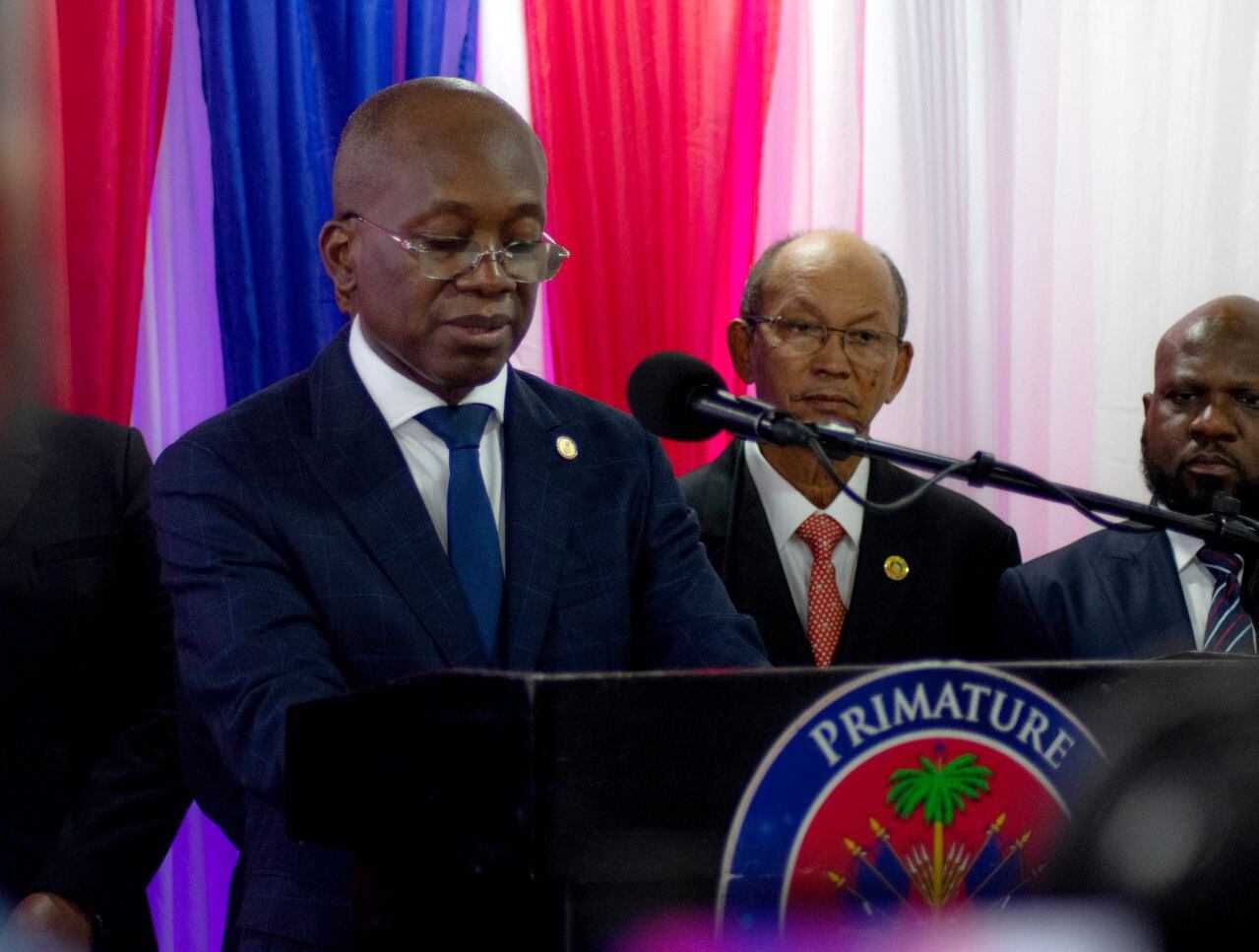 El primer ministro de Haití, Ariel Henry, anunció su renuncia el jueves y entregará el poder a un consejo de transición que buscará hacerse con el control de la nación.