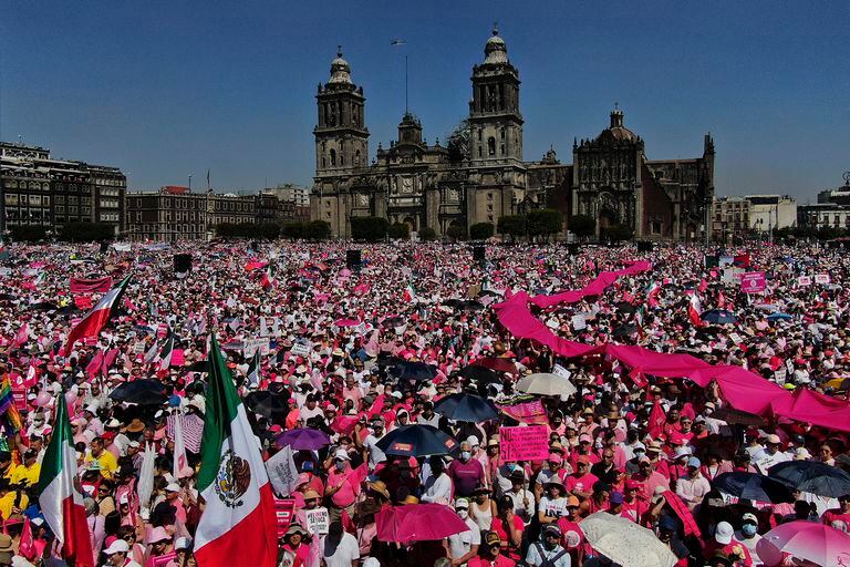 En imágenes : Miles de personas protestan en el Zócalo de la Ciudad de México