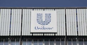 #8  Con una capitalización en el mercado de US$24.000 millones y un destacado portafolio de productos para el cuidado personal y del hogar, la oficina de Unilever en Indonesia también fue reconocida por sus altos estándares.