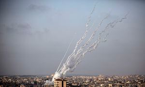 Se lanzan cohetes desde la Franja de Gaza hacia Israel, el lunes de mayo. 10, 2021. Foto: AP / Khalil Hamra.