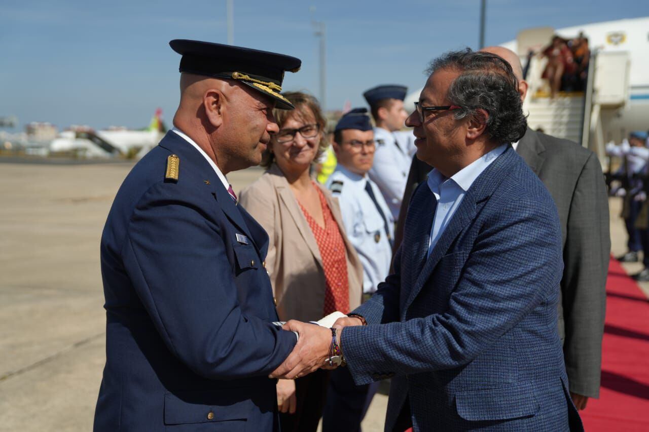 El presidente Gustavo Petro a su llegada a Portugal.
