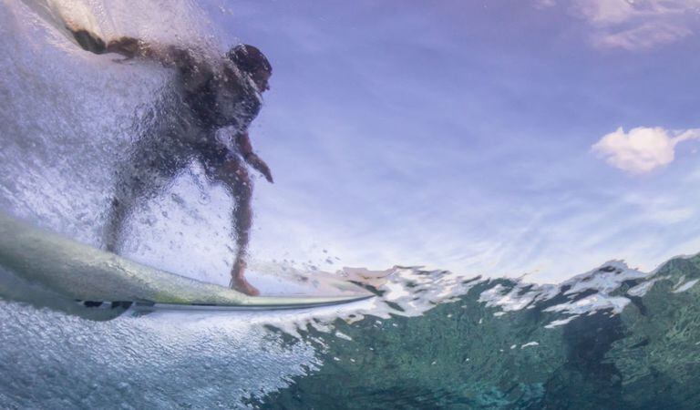 Los surfistas son deportistas que se ven amenazados en algunas ocasiones por los tiburones