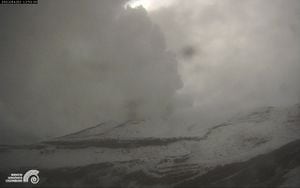 Este es el nivel de opacidad en el que ha permanecido el imponente volcán nevado del Ruiz.