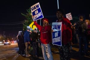 Miembros del UAW (United Auto Workers) hacen piquetes y sostienen carteles fuera de la sede del Local 900 del UAW, frente a la planta de ensamblaje de Ford en Wayne, Michigan, el 15 de septiembre de 2023.  (Foto de Matthew Hatcher / AFP)