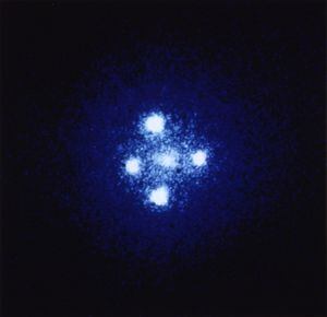 La Cruz de Einstein se produce cuando los rayos de luz de una galaxia lejana se distorsionan a través de la distancia.