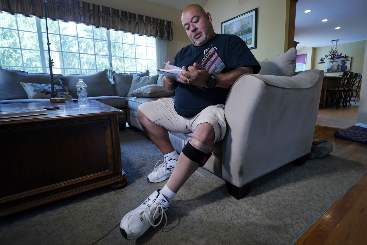 Herido en el 11S, Jimeno usa una media de compresión y un brazalete en su pierna izquierda. (AP Foto/Richard Drew)