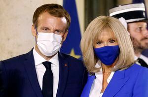 El presidente de Francia, Emmanuel Macron y su esposa, la primera dama Brigitte Macron