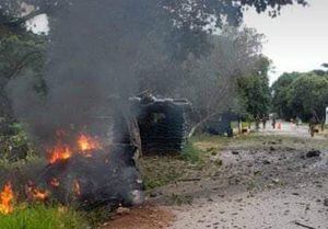 Imagen de un vehículo bomba que estalló en Tame, Arauca, que dejó varios heridos.