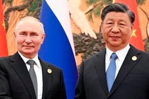 El presidente de China, Xi Jinping, a la derecha, y el presidente de Rusia, Vladímir Putin, posan para una foto antes de sus conversaciones en un aparte del Foro Cinturón y Ruta en Beijing, el miércoles 18 de octubre de 2023. (Sergei Guneyev, Sputnik, imagen del pool del Kremlin via AP)